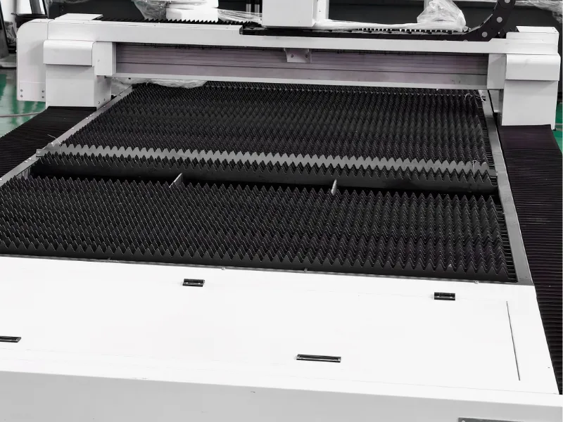 Cutting Worktable With Blade Beds